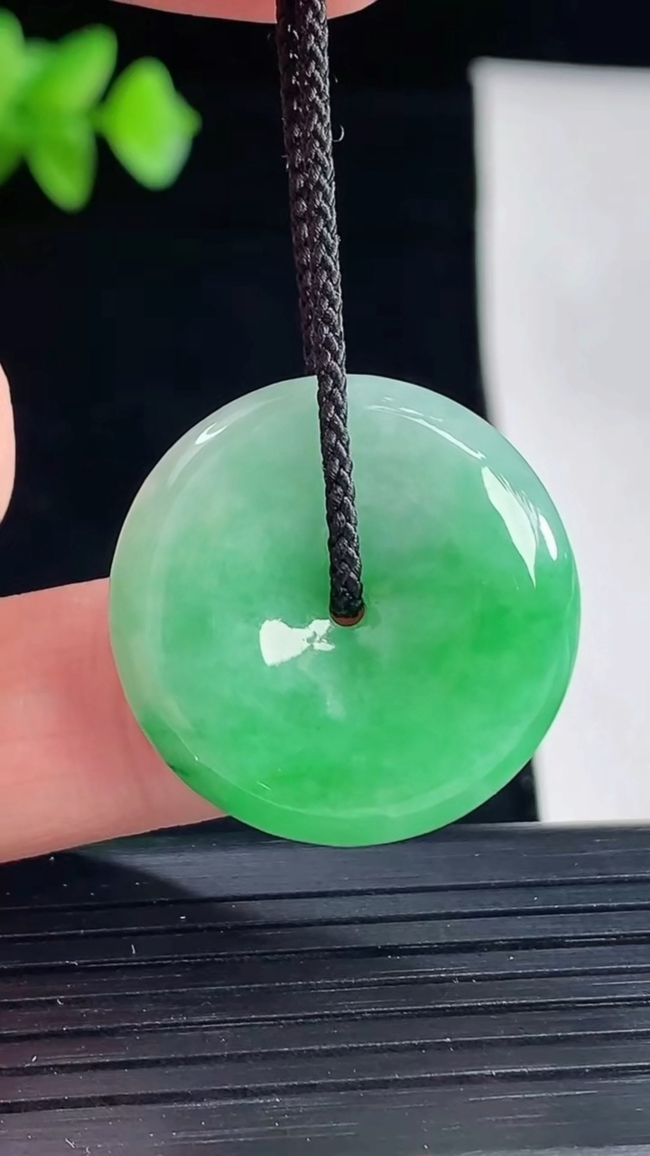 天然A货翡翠平安扣吊坠，尺寸25-5.8重量:7.60g
5月7日