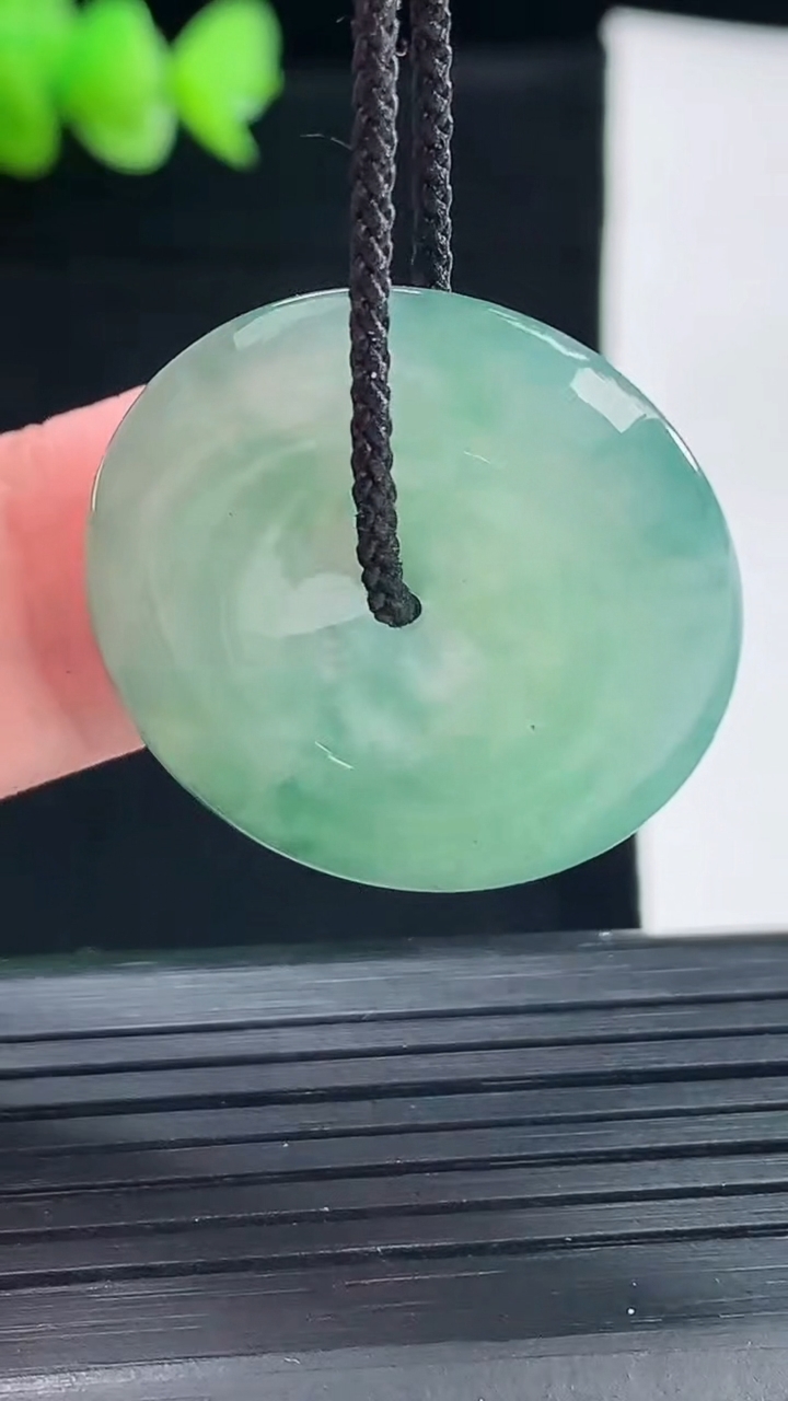 天然A货翡翠平安扣吊坠，尺寸27.5-6重量:8.84g
5月8日
