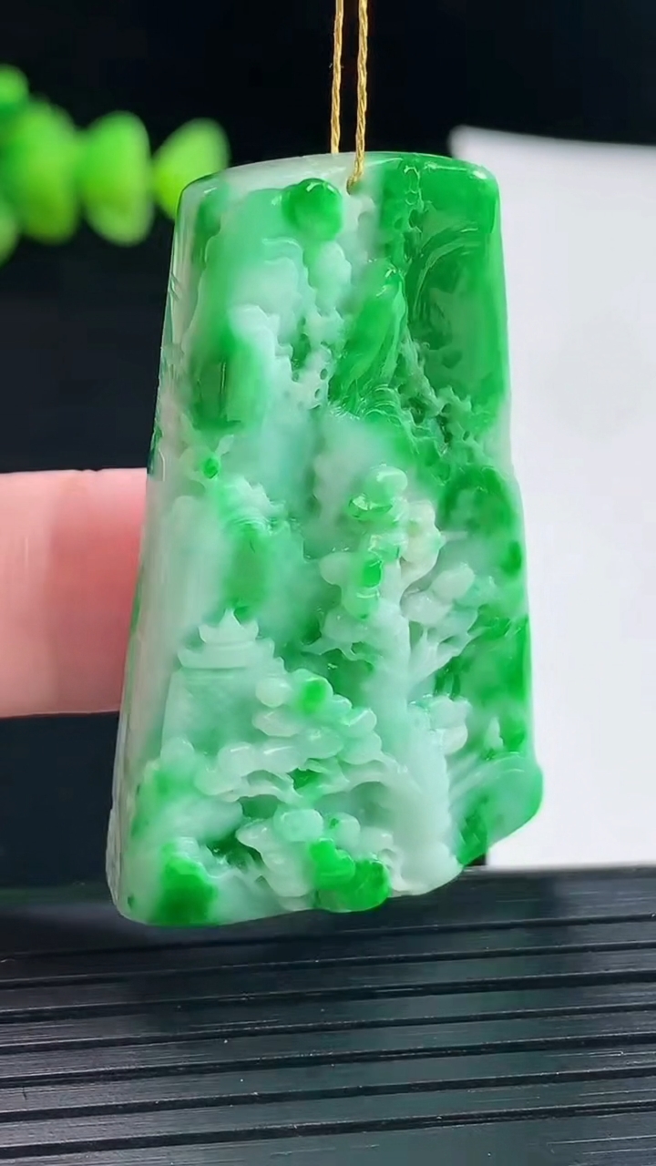 天然A货翡翠山水牌吊坠，尺寸47-29-8.2重量:19.24g
5月9日