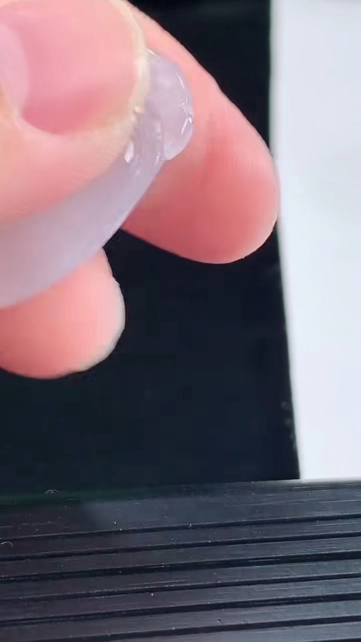 天然A货翡翠如意吊坠，尺寸31.5-20.6-6重量:7.11g
5月8日