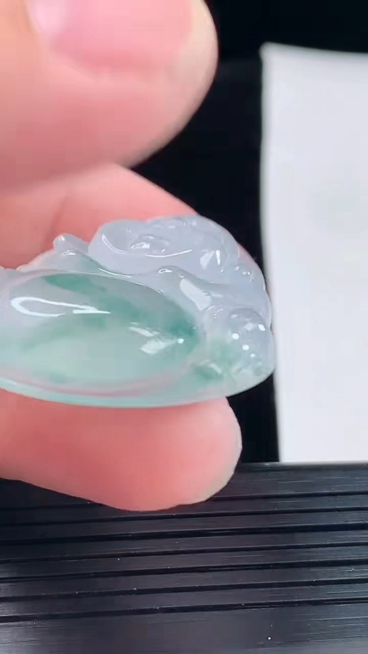 天然A货翡翠种飘花佛公吊坠，尺寸33-35.2-7.2重量:12.65g
5月8日