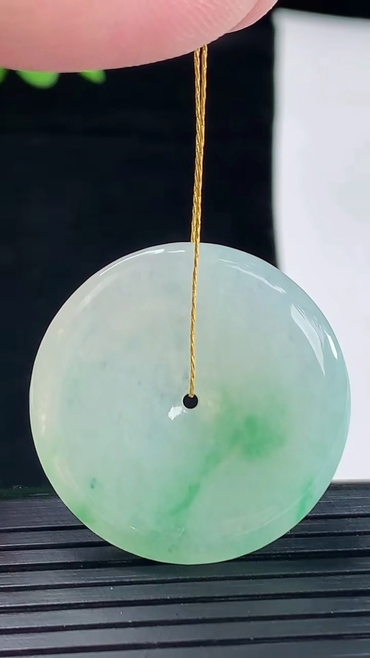 天然A货翡翠平安扣吊坠，尺寸29.6-5重量:9.04g
5月8日