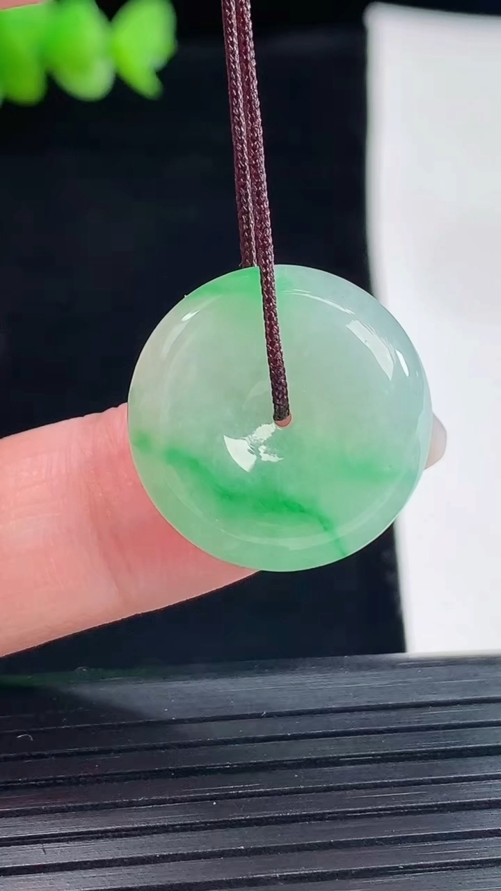 天然A货翡翠平安扣吊坠，尺寸20-6.2重量:5.27g
5月8日