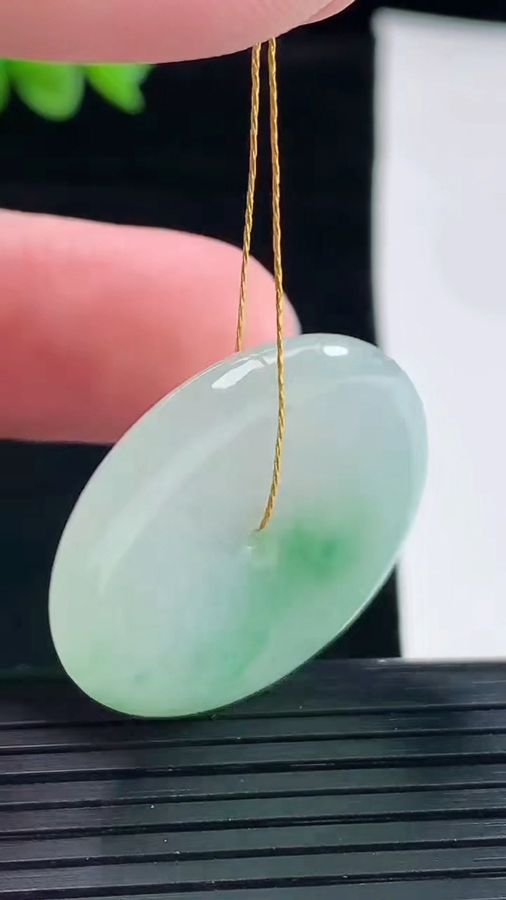 天然A货翡翠平安扣吊坠，尺寸29.6-5重量:9.04g
5月8日