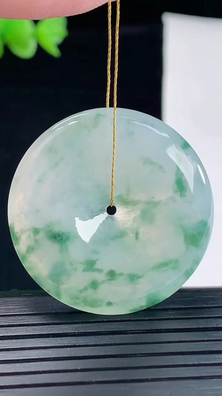 天然A货翡翠飘花平安扣吊坠，尺寸34-5.5重量:13.05g
5月8日