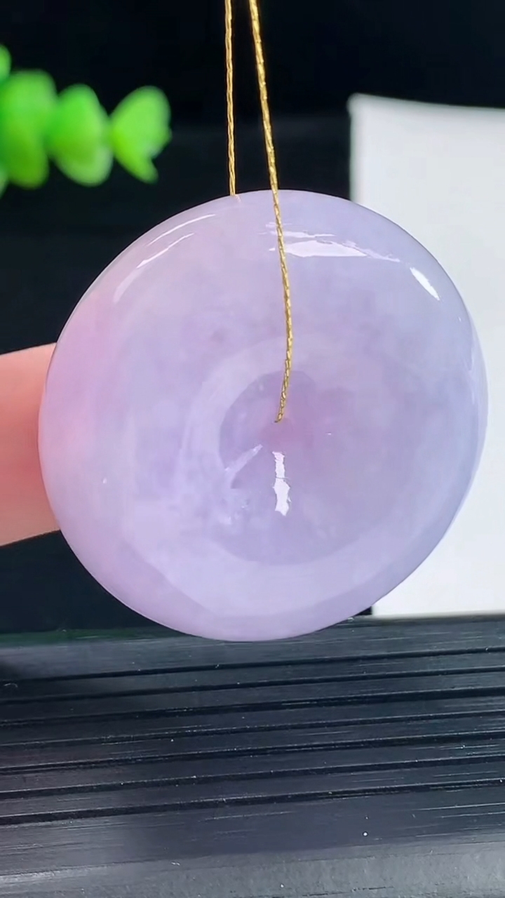 天然A货翡翠紫罗兰平安扣吊坠，尺寸35.6-12重量:32.88g
5月8日