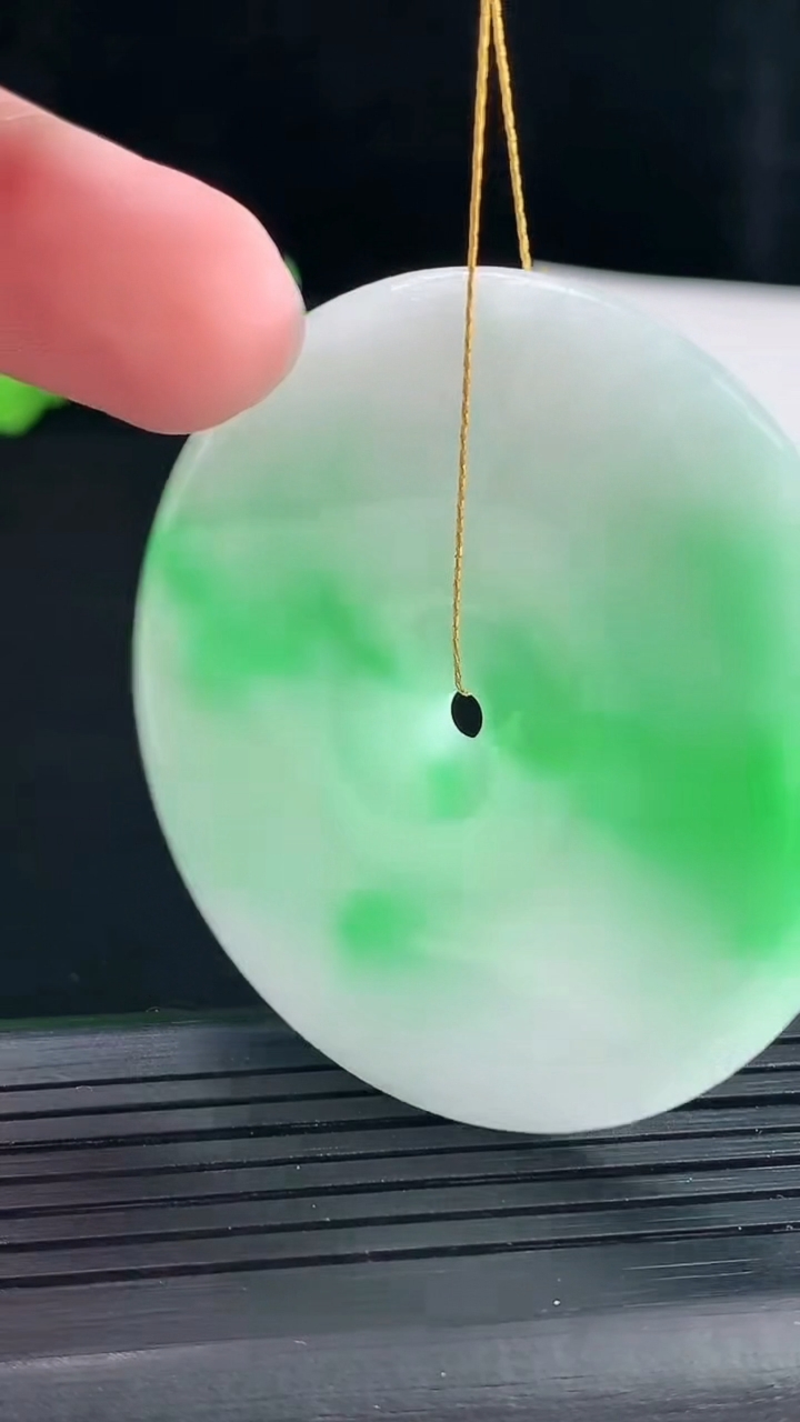 天然A货翡翠平安扣吊坠，尺寸51.5-6重量:37.70g
5月8日