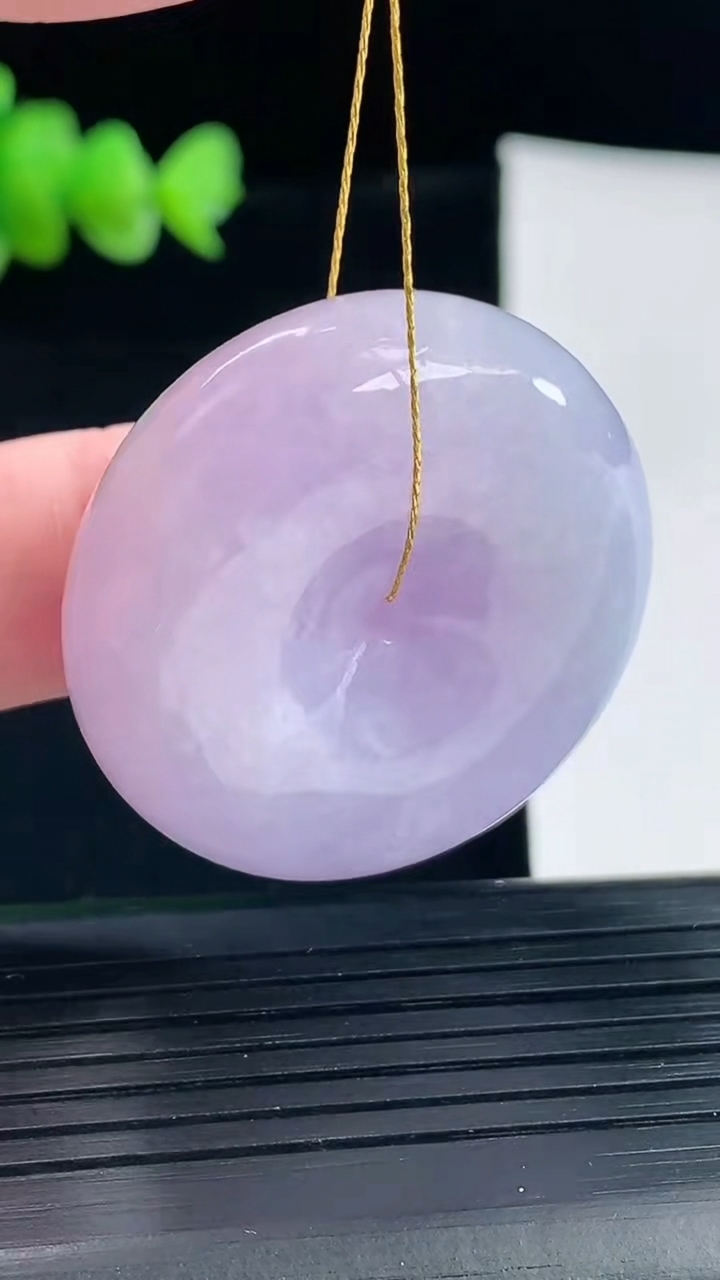 天然A货翡翠紫罗兰平安扣吊坠，尺寸35.6-12重量:32.88g
5月8日
