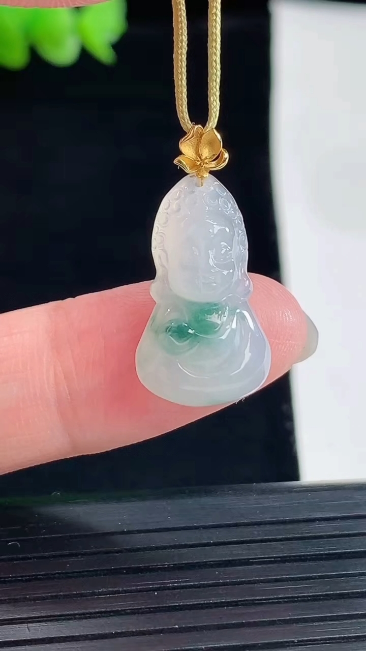 天然A货翡翠18k金飘花宝宝佛吊坠，尺寸20-12-5.8重量:2.59g
5月8日