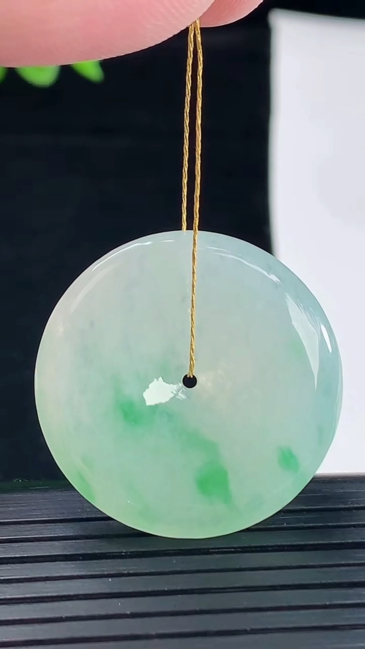 天然A货翡翠平安扣吊坠，尺寸29.6-5重量:9.04g
5月8日