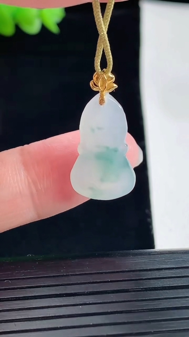 天然A货翡翠18k金飘花宝宝佛吊坠，尺寸20-12-5.8重量:2.59g
5月8日