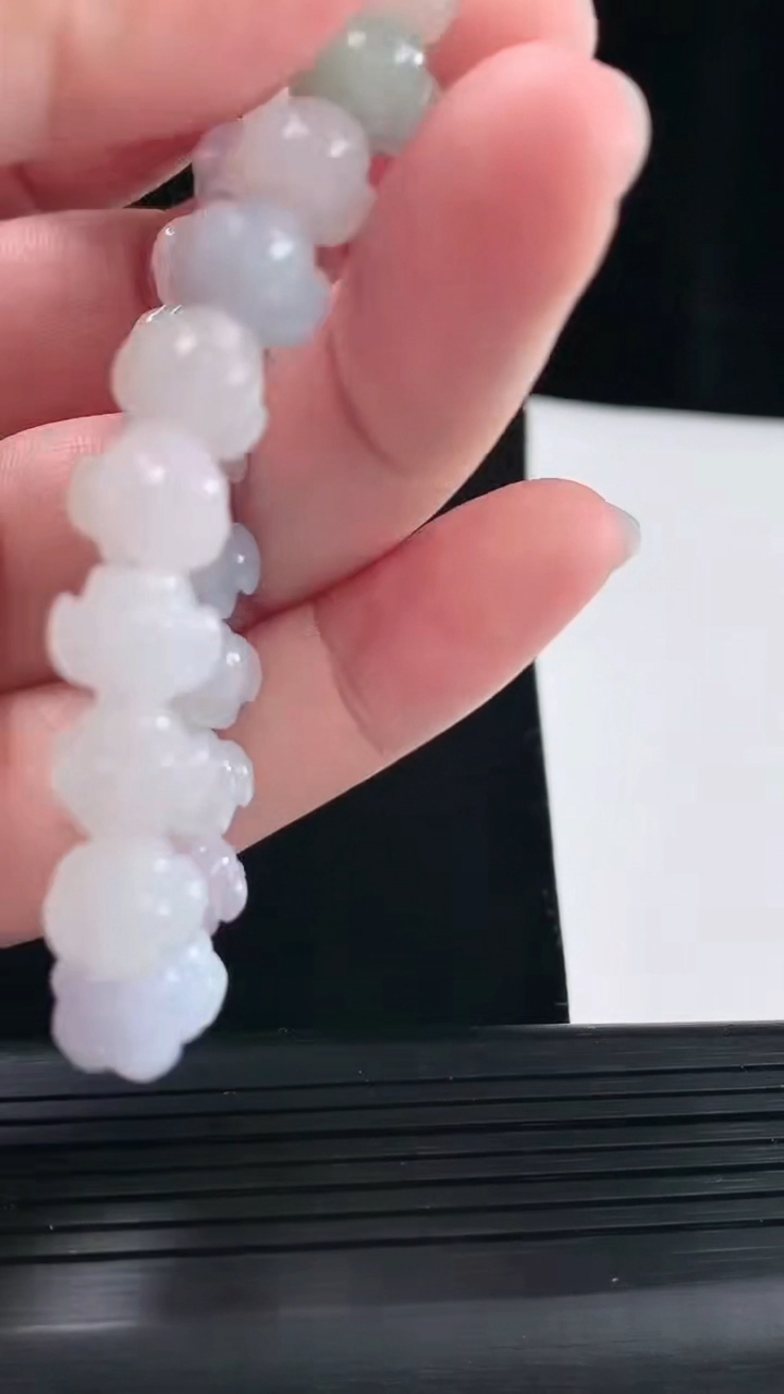天然A货翡翠春带彩 飘绿和和美美 荷花手串，尺寸10-8-24颗重量:26.62g
5月8日
