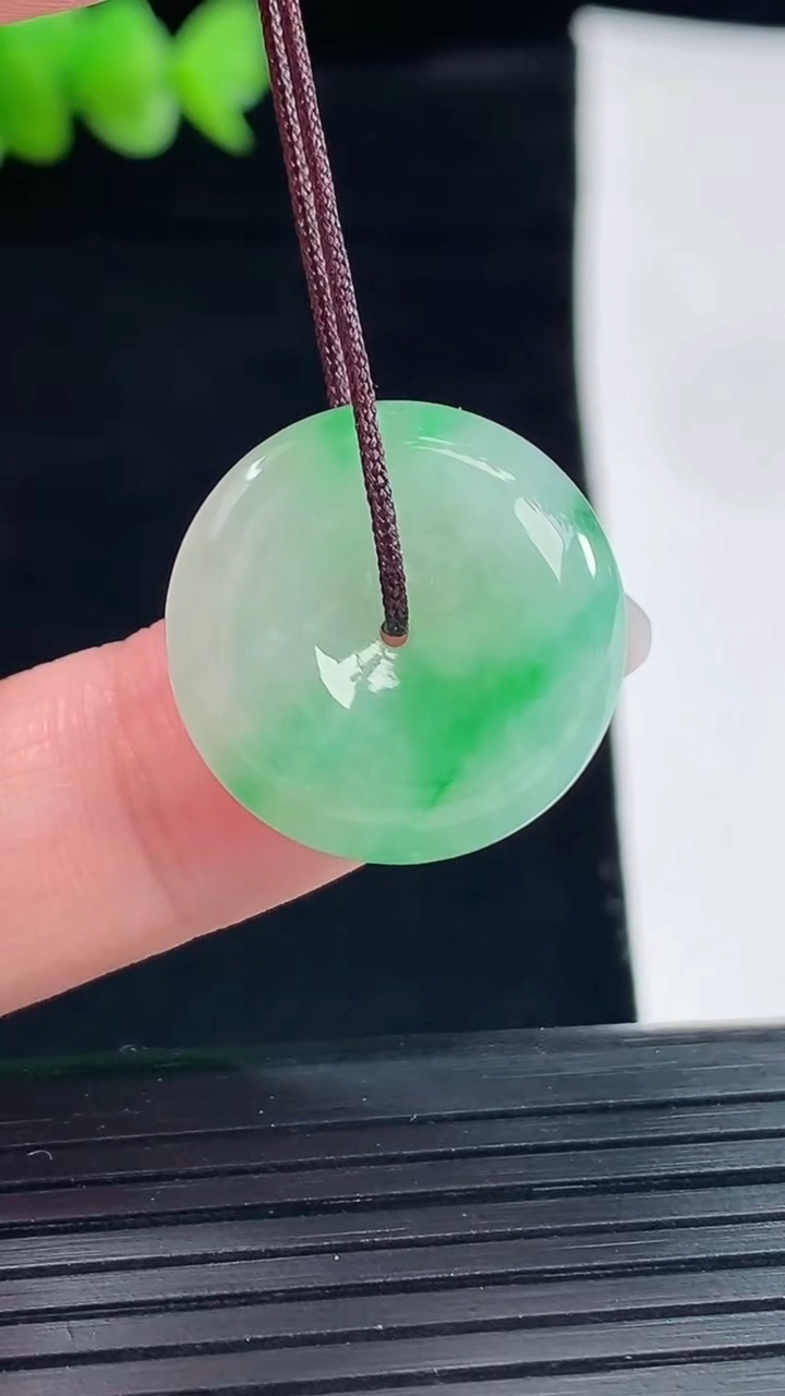 天然A货翡翠平安扣吊坠，尺寸20-6.2重量:5.27g
5月8日