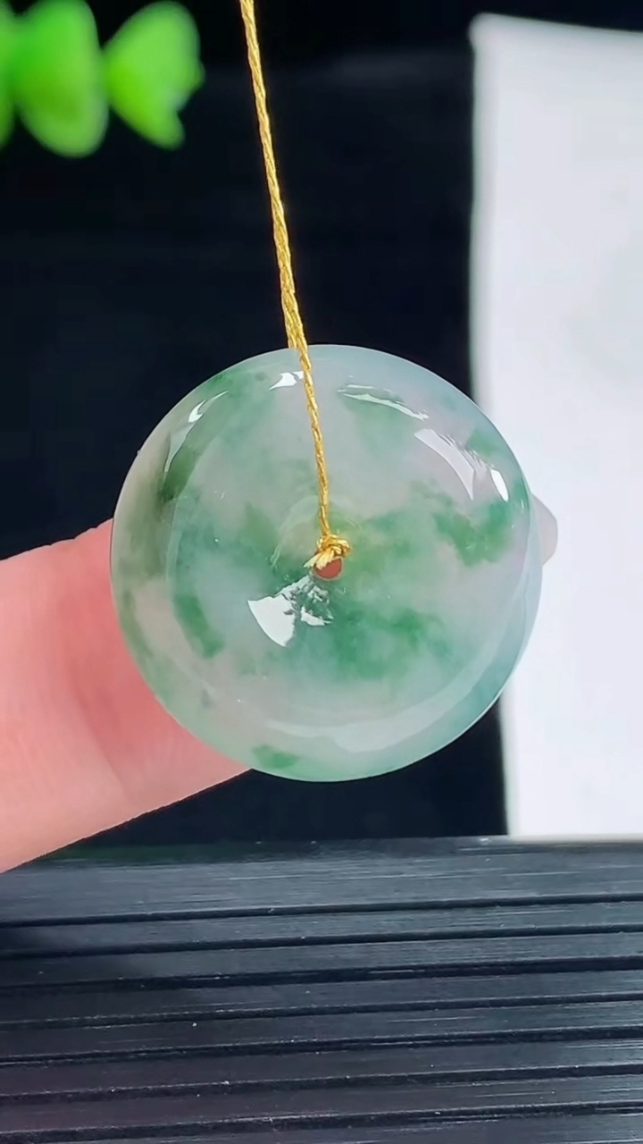 天然A货翡翠飘花平安扣吊坠，尺寸20.6-6.6重量:5.86g
5月8日