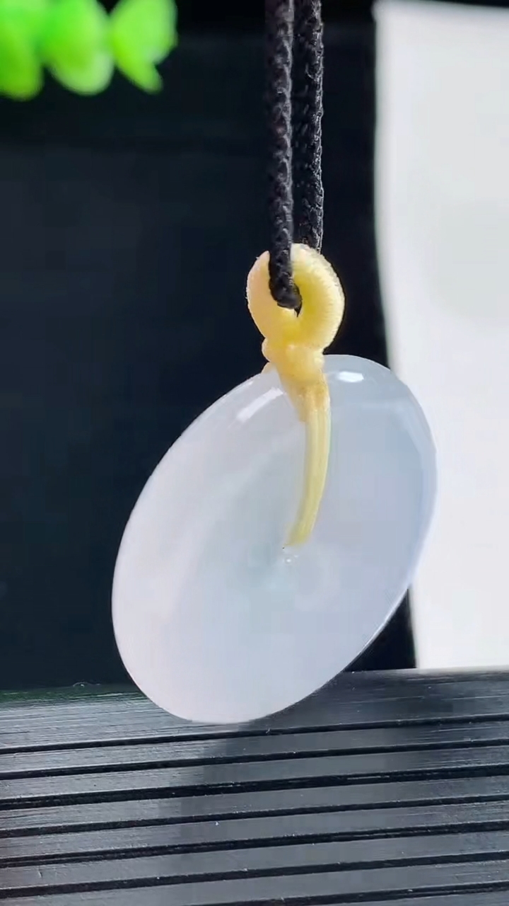 天然A货翡翠紫罗兰平安扣吊坠，尺寸28-5重量:8.23g
5月8日