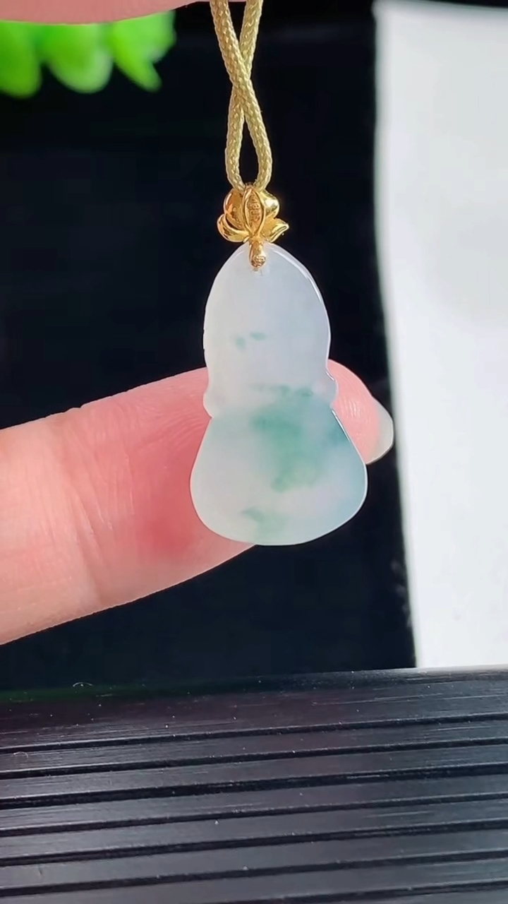 天然A货翡翠18k金飘花宝宝佛吊坠，尺寸20-12-5.8重量:2.59g
5月8日