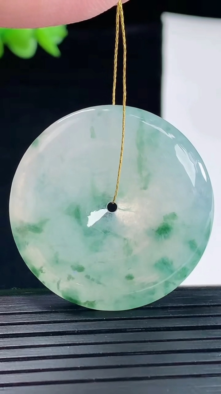 天然A货翡翠飘花平安扣吊坠，尺寸34-5.5重量:13.05g
5月8日
