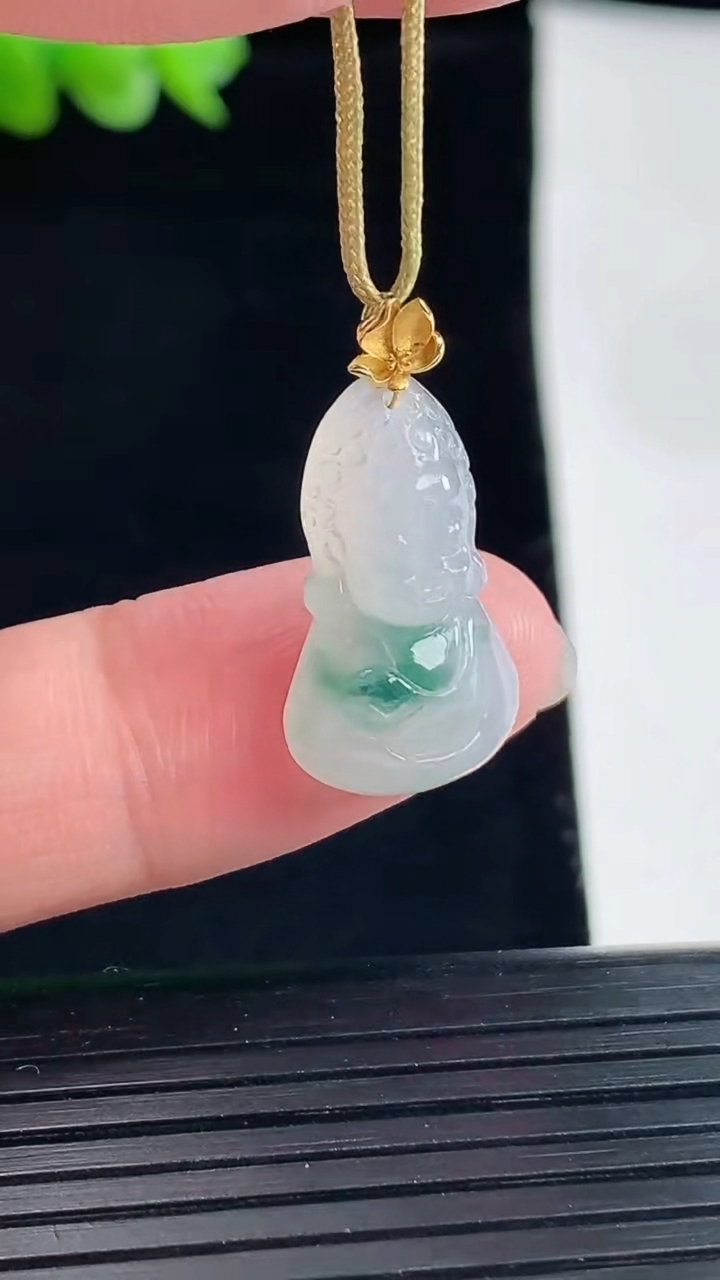天然A货翡翠18k金飘花宝宝佛吊坠，尺寸20-12-5.8重量:2.59g
5月8日
