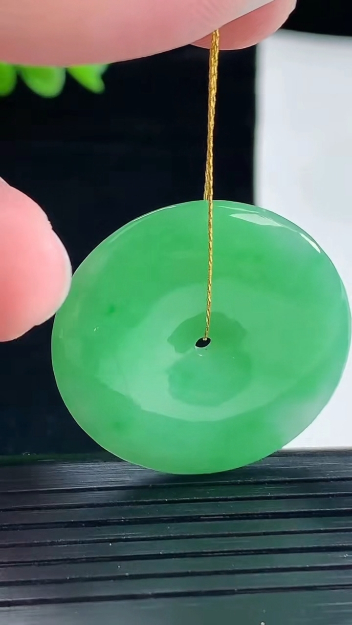 天然A货翡翠平安扣吊坠，尺寸31-5.2重量:10.89g
5月8日