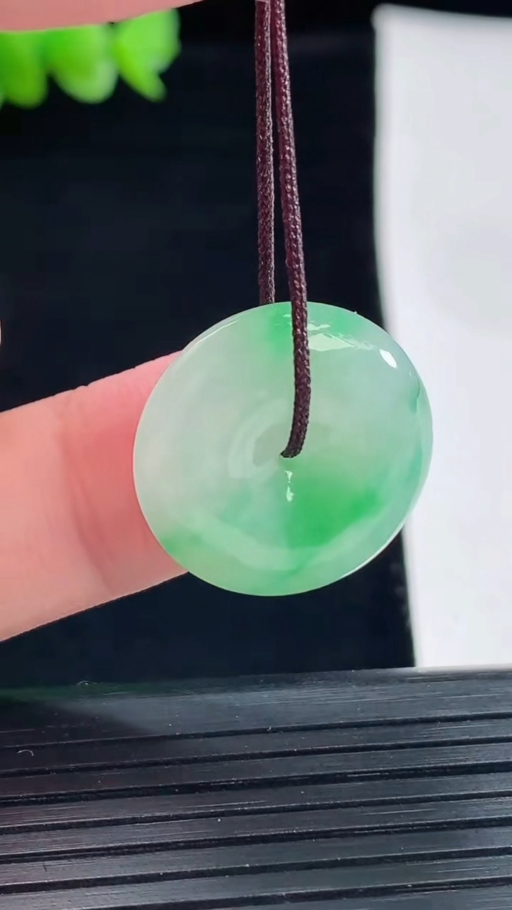 天然A货翡翠平安扣吊坠，尺寸20-6.2重量:5.27g
5月8日