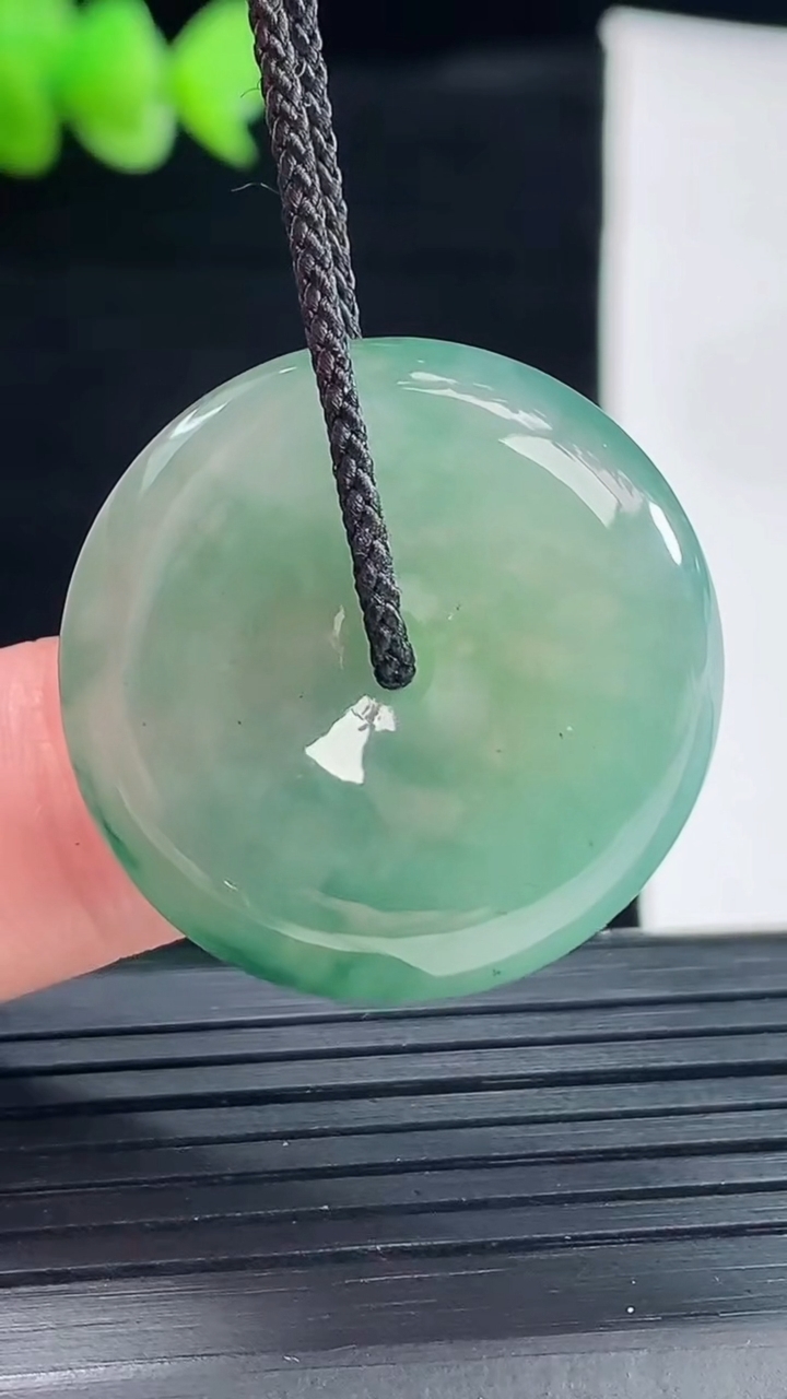 天然A货翡翠平安扣吊坠，尺寸27.5-6重量:8.84g
5月8日