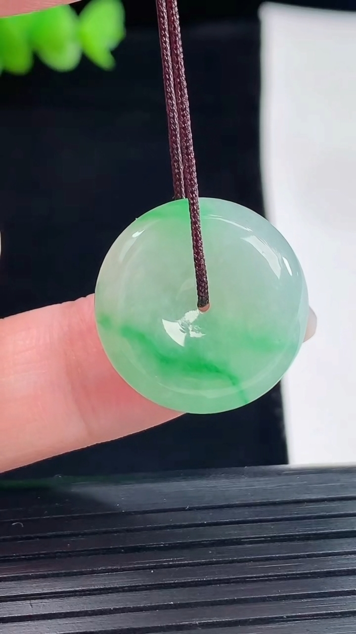 天然A货翡翠平安扣吊坠，尺寸20-6.2重量:5.27g
5月8日