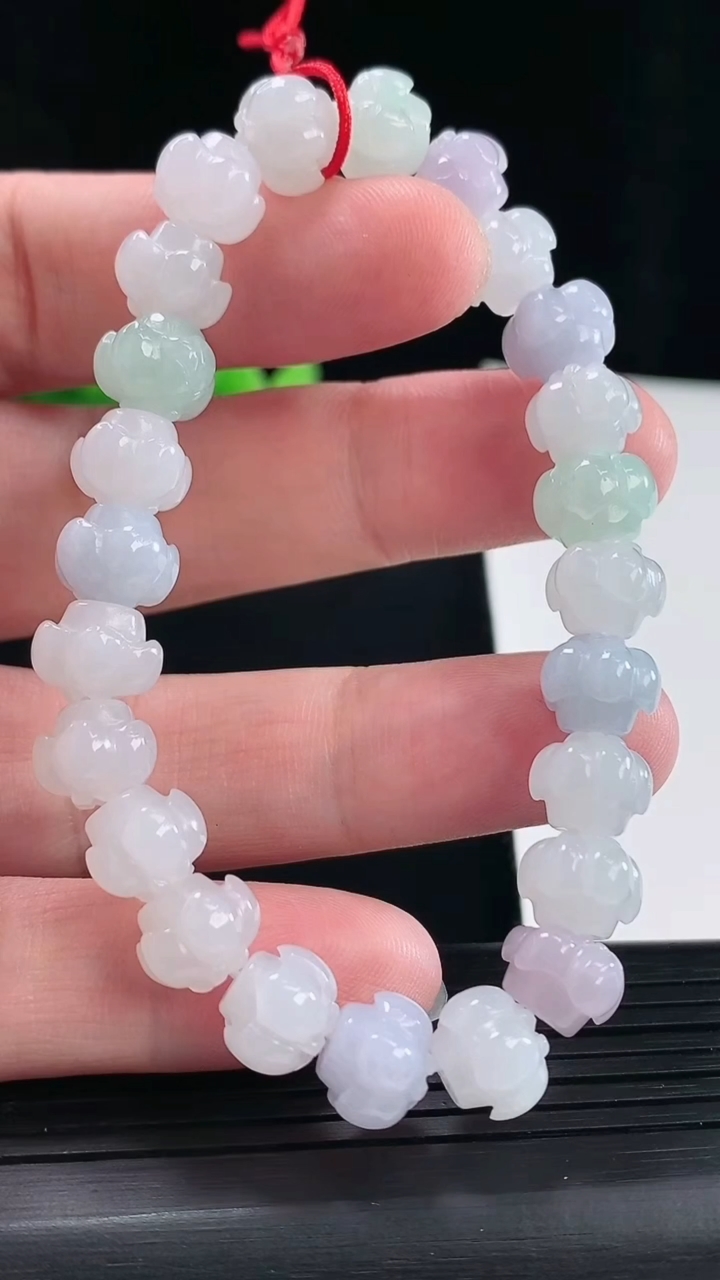 天然A货翡翠春带彩 飘绿和和美美 荷花手串，尺寸10-8-24颗重量:26.62g
5月8日