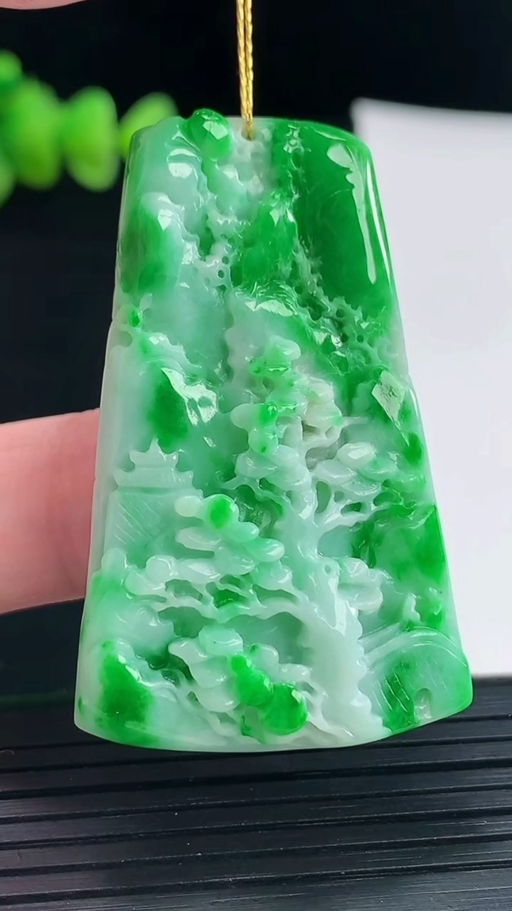 天然A货翡翠山水牌吊坠，尺寸47-29-8.2重量:19.24g
5月9日