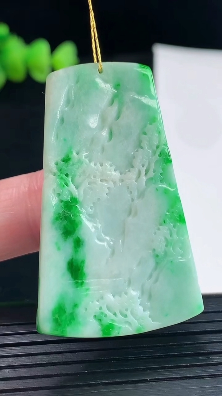 天然A货翡翠山水牌吊坠，尺寸47-29-8.2重量:19.24g
5月9日