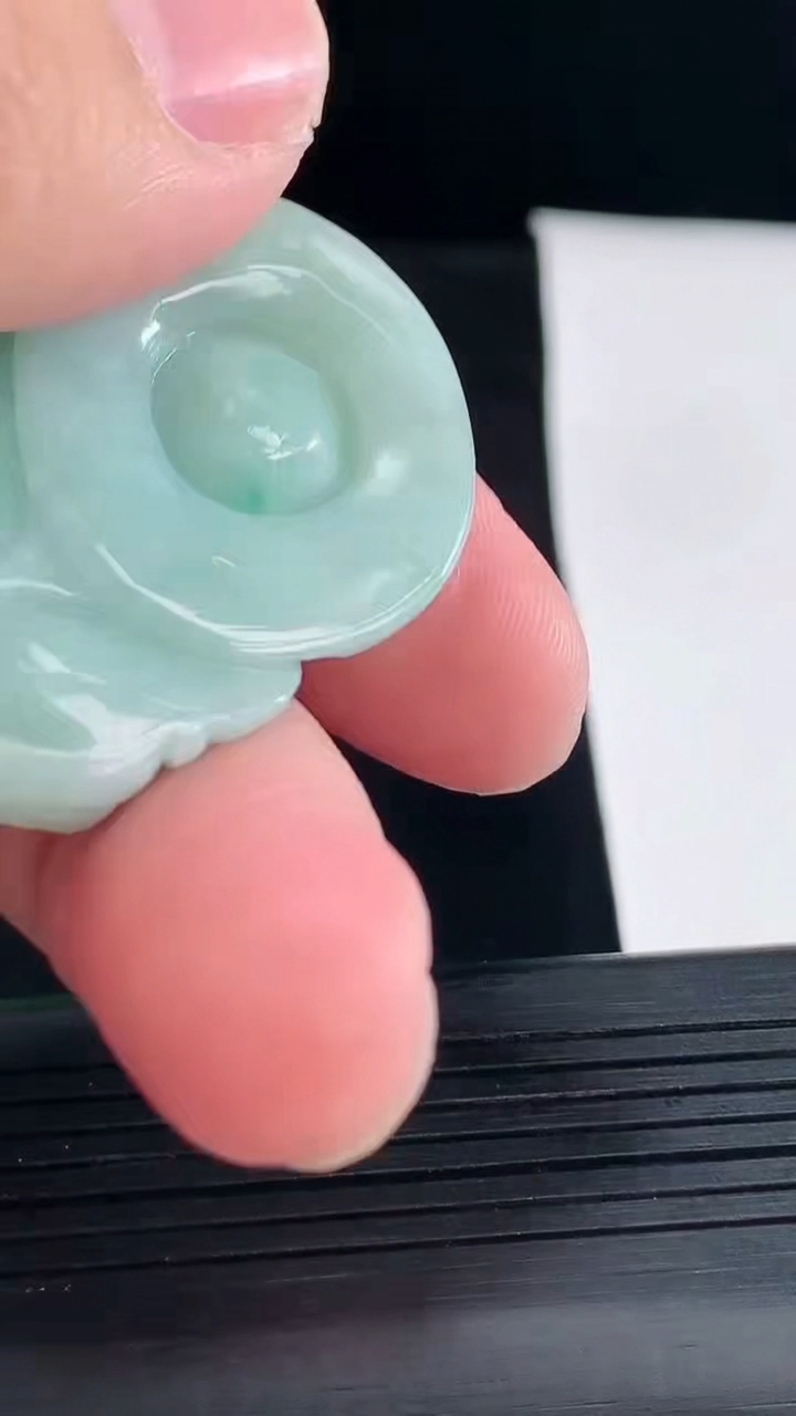 天然A货翡翠佛公吊坠，尺寸38-45-9.6重量:30.31g
5月9日