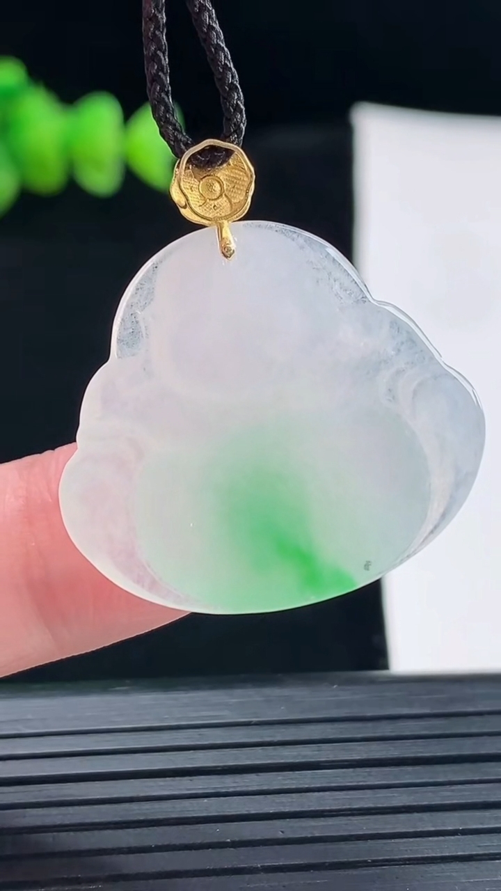 天然A货翡翠佛公吊坠，尺寸25.5-29.6-4.5重量:5.78g
5月9日