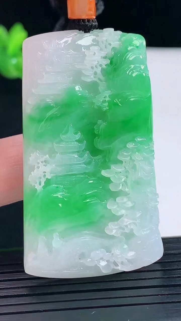 天然A货翡翠山水绿吊坠，尺寸54-32-7重量:29.81g
5月9日