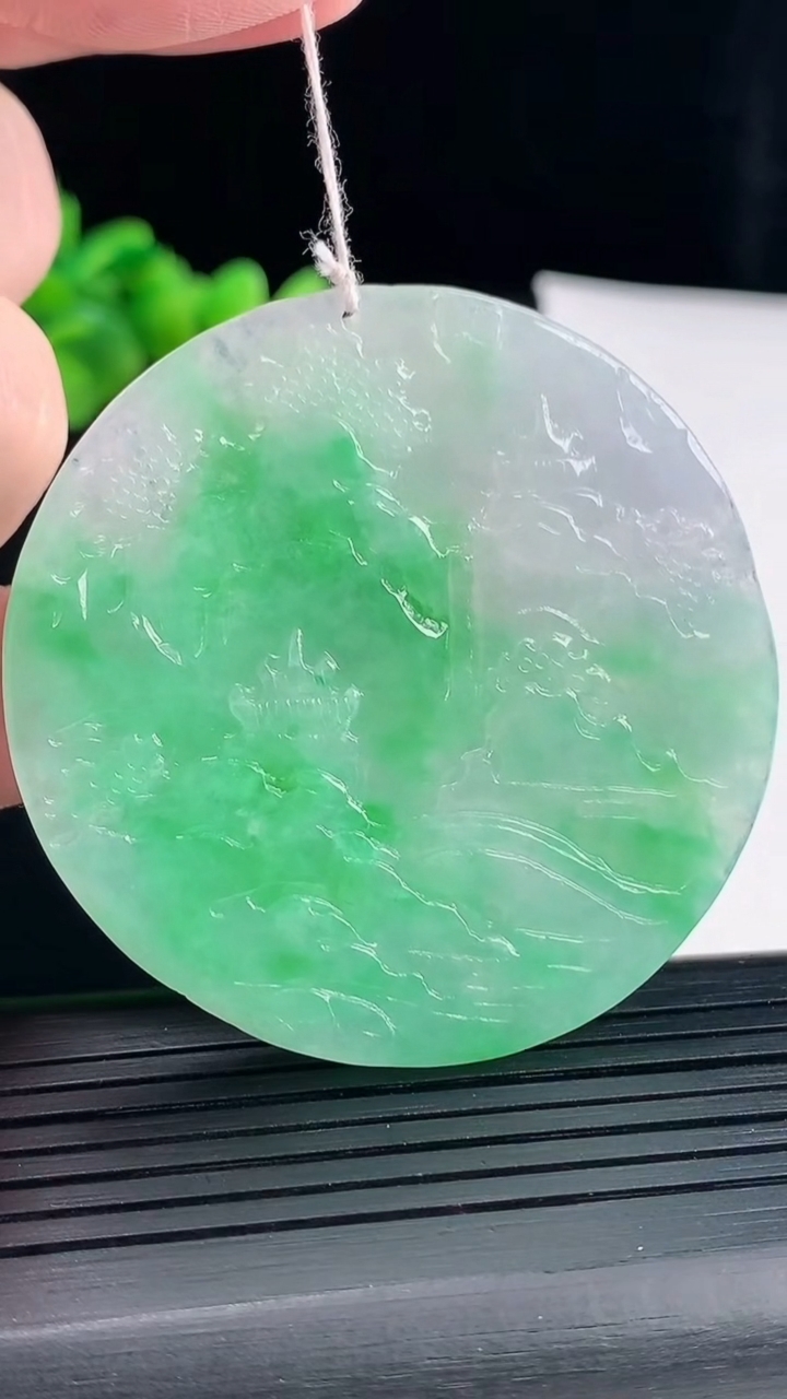 天然A货翡翠山水牌吊坠，尺寸52-4.8重量:24.34g
5月9日