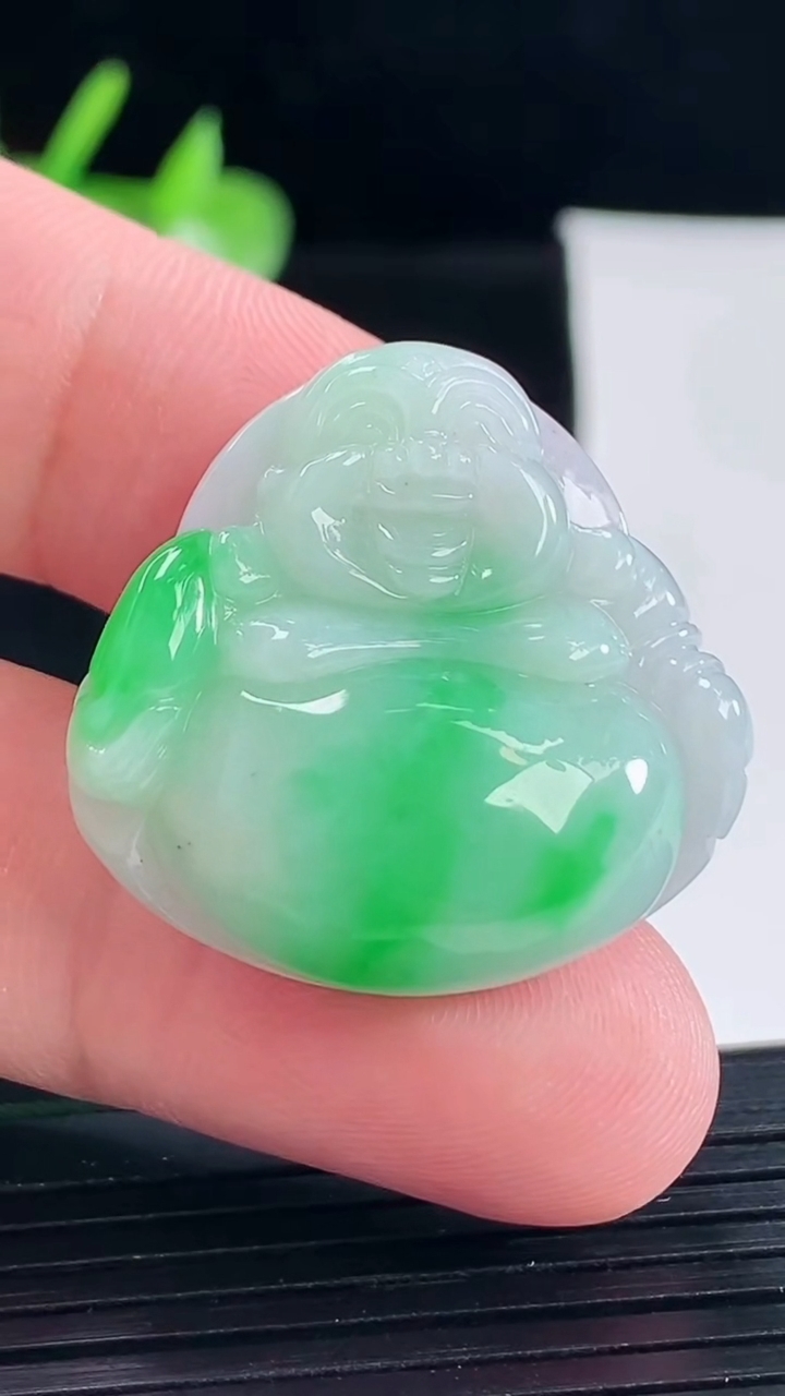 天然A货翡翠佛公吊坠，尺寸28-29.6-10.5重量:13.65g
5月9日