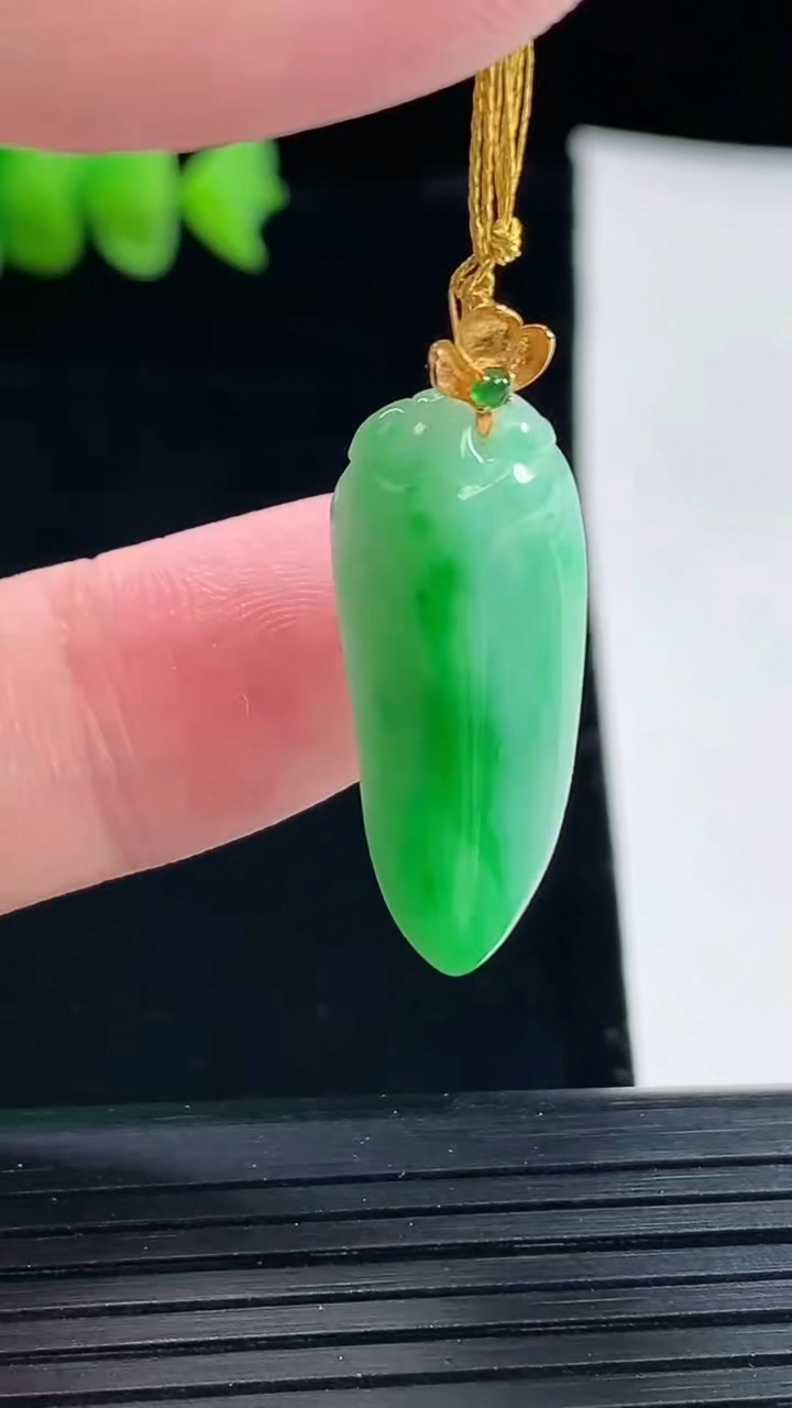 天然A货翡翠福瓜吊坠，尺寸27.5-10.6-8.5重量:4.56g
5月9日