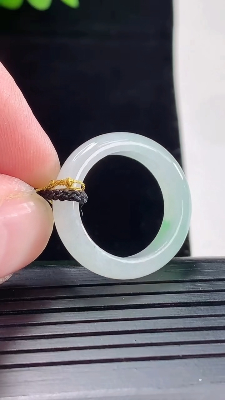 天然A货翡翠玉指环 戒指，尺寸17-5.5-3.2重量:3.28g2026年5月9日
工厂直销收藏佳品,种好水足，色泽均匀，有种有色，上手高大气！