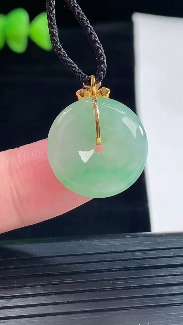 天然A货翡翠平安扣吊坠，尺寸18.5-4.8重量:3.44g
5月9日