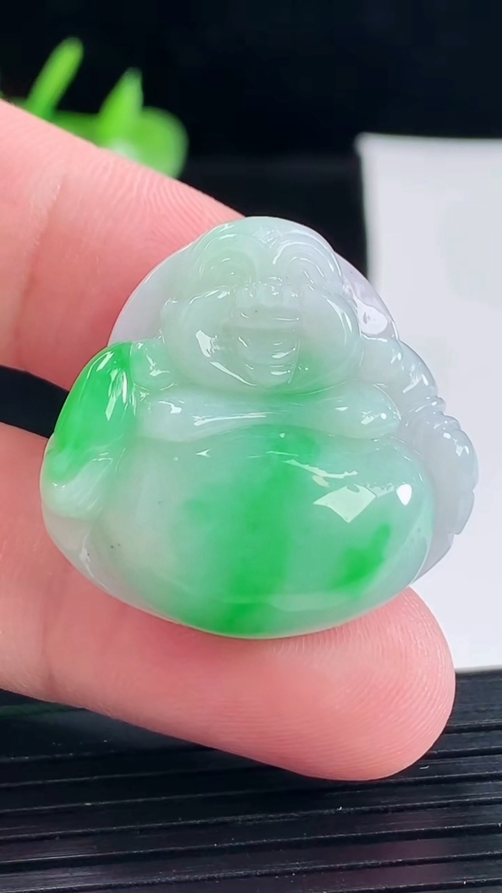 天然A货翡翠佛公吊坠，尺寸28-29.6-10.5重量:13.65g
5月9日