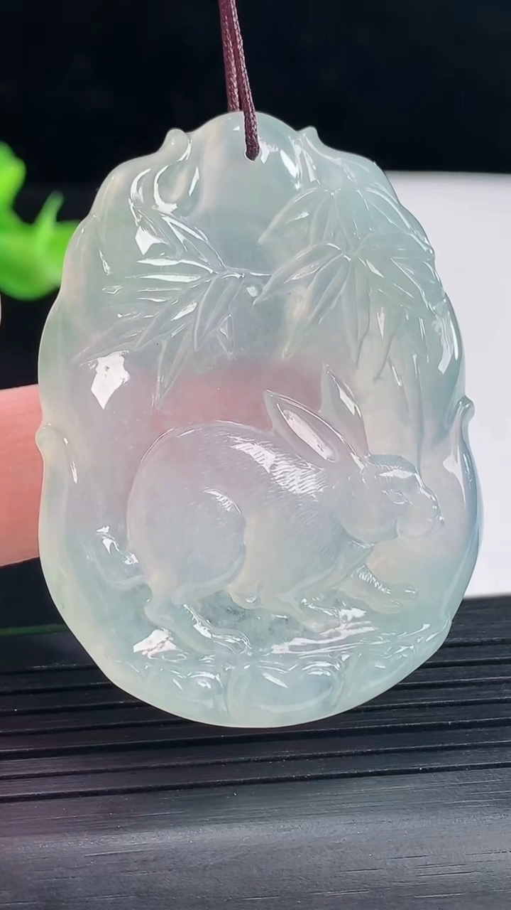 天然A货翡翠生肖兔吊坠，尺寸51.6-38.6-5.8重量:22.75g
5月9日