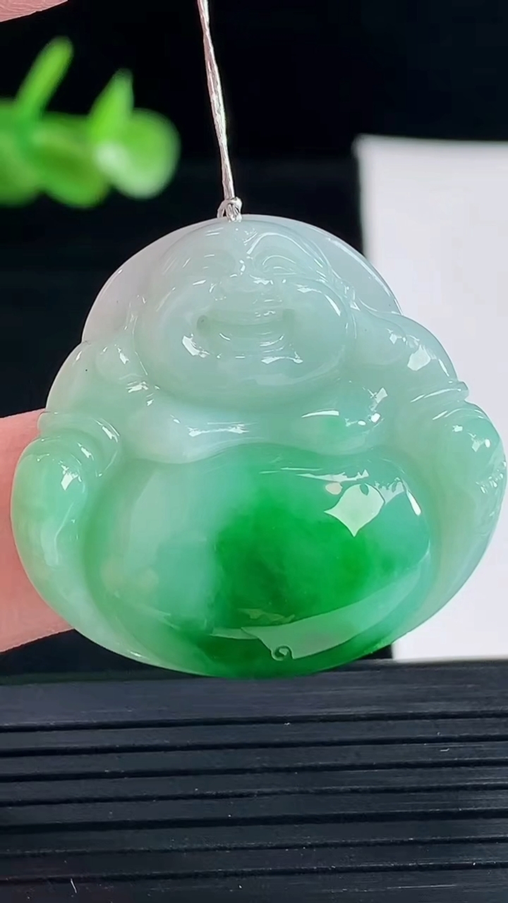天然A货翡翠佛公吊坠，尺寸29.5-32-6.2重量:9.04g
5月9日