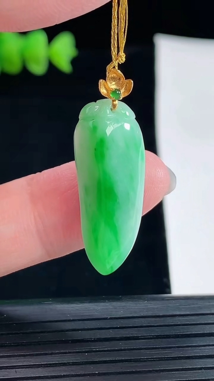 天然A货翡翠福瓜吊坠，尺寸27.5-10.6-8.5重量:4.56g
5月9日