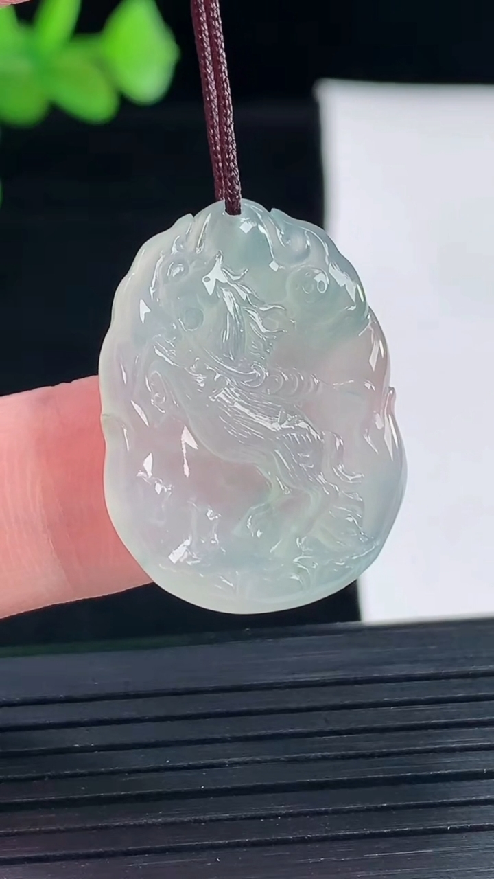 天然A货翡翠生肖马吊坠，尺寸27-20-4重量:4.55g
5月9日