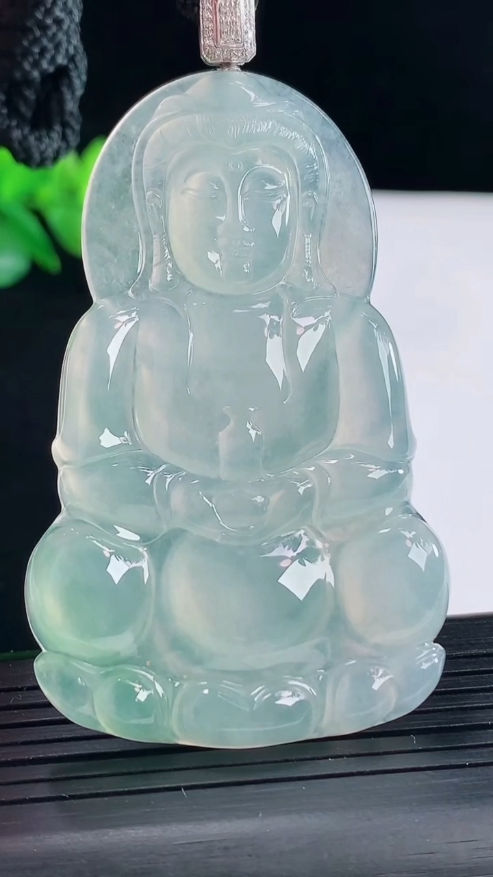 天然A货翡翠正装观音吊坠，尺寸67-41.6-5重量:30.86g
5月9日