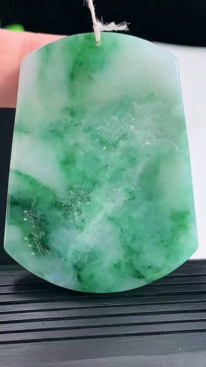 天然A货翡翠山水牌吊坠，尺寸54-40.5-5.8重量:3.141g
5月9日