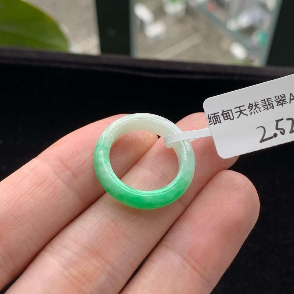 A货天然翡翠冰糯种阳绿戒指12号重量2.52
5月9日