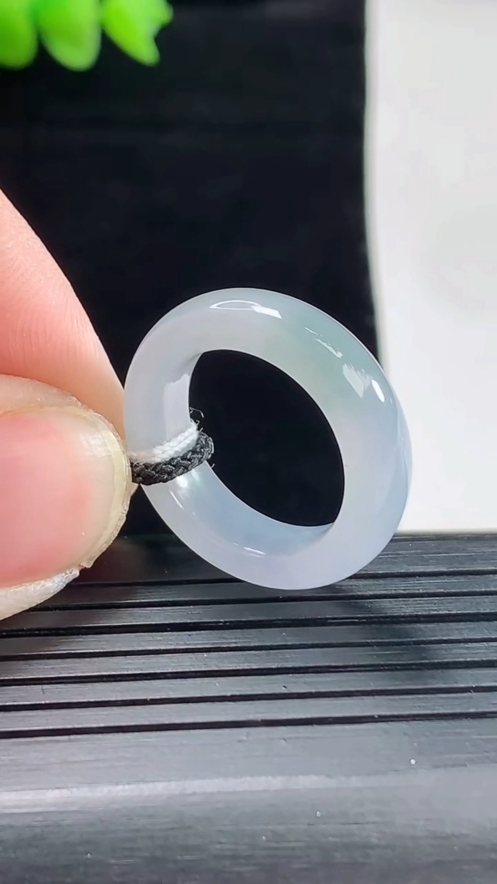 天然A货翡翠紫罗兰玉指环 戒指，尺寸16.6-6-3.8重量:4.18g2026年5月9日
工厂直销