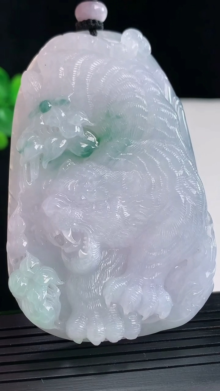 天然A货翡翠飘花生肖虎吊坠，尺寸75-49-11重量:86.54g
5月9日