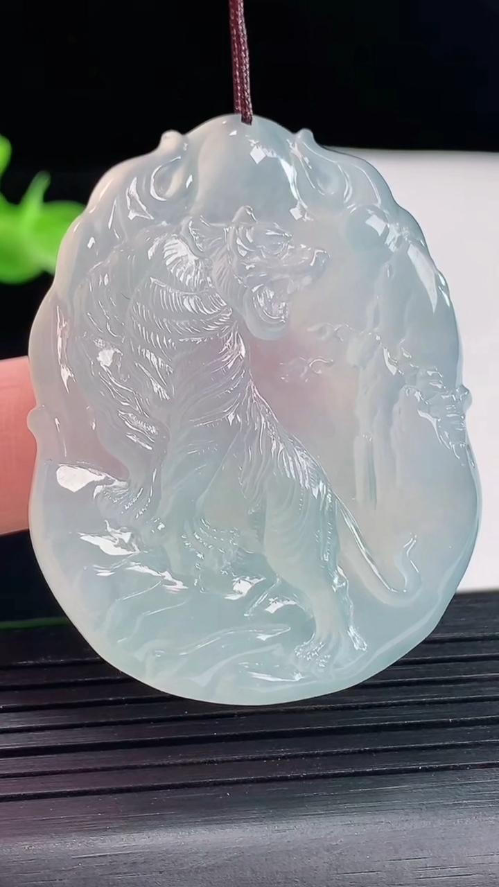 天然A货翡翠种白冰生肖虎吊坠，尺寸48-37-5.8重量:22.79g
5月9日