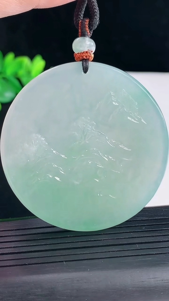 天然A货翡翠山水牌吊坠，尺寸54.5-6重量:44.19g
5月9日