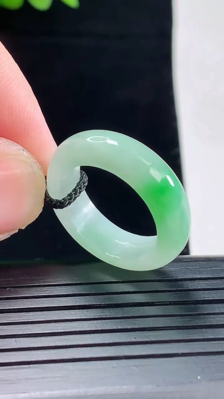 天然A货翡翠玉指环 戒指，尺寸18.2-6.2-3.6重量:4.58g2026年5月9日
工厂直销收藏佳品,种好水足，色泽均匀，有种有色，上手高大气！